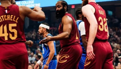 骑士大爆冷！哈登13分6失误，状元27+6立大功，米切尔26+11创纪录